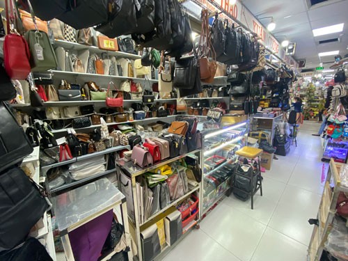Hàng giả, hàng nhái tràn ngập các chợ, trung tâm thương mại ở TP HCM