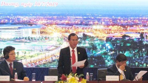 Ông Trần Văn Nam, Bí thư Tỉnh ủy Bình Dương phát biểu tại hội nghị. Ảnh: XUÂN TRUNG