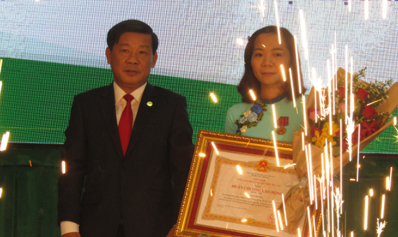 Ông Trần Thanh Liêm trao tặng Huân chương lao động hạng nhì cho Hiệu trưởng BETU