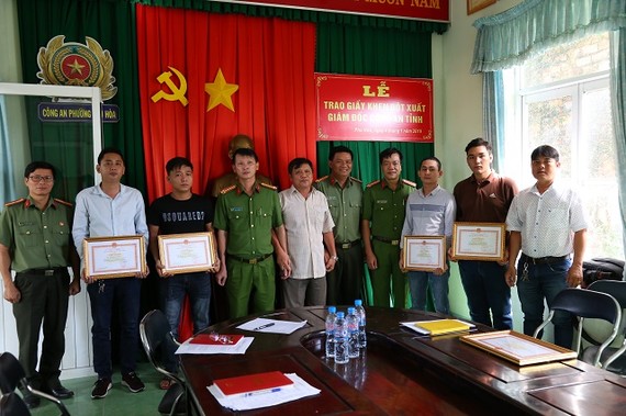 "Hiệp sĩ" Nguyễn Thanh Hải (bên phải) cùng đồng đội nhận Giấy khen của Công an tỉnh Bình Dương