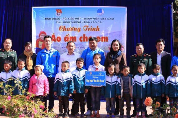 Hàng trăm phần quà đã được trao tặng cho trẻ em huyện Văn Bàn, tỉnh Lào Cai