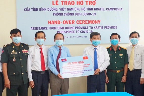 Lãnh đạo UBND tỉnh Bình Dương trao quà cho tỉnh bạn Campuchia