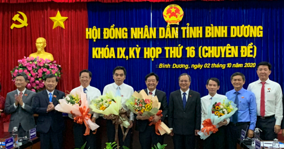 Tân Chủ tịch và Phó Chủ tịch UBND tỉnh Bình Dương nhận hoa chúc mừng
