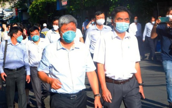 Đoàn công tác của Bộ y tế làm việc đi kiểm tra khu vực nhà trọ tại TP Thuận An