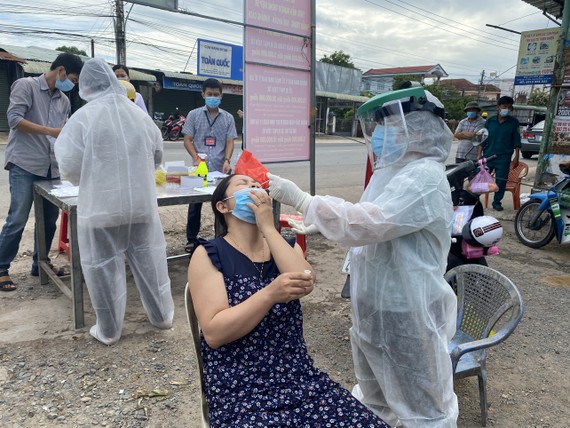 Nhân viên y tế lấy mẫu tầm soát Covid-19 cho người dân huyện Châu Thành, tỉnh Tây Ninh