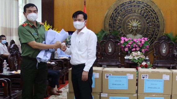 Công an TPHCM trao tặng 5 máy trợ thở và một số thiết bị y tế khác đến UBND tỉnh Long An. Ảnh: BÍCH HẠNH