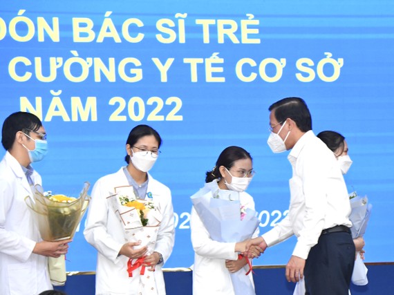 Tăng cường gần 300 bác sĩ trẻ về y tế cơ sở: Cơ hội tốt cọ xát thực tế, chăm sóc tốt sức khỏe người dân Chủ tịch UBND TPHCM Phan Văn Mãi chúc mừng các bác sĩ trẻ tăng cường về trạm y tế cơ sở. Ảnh: VIỆT DŨNG