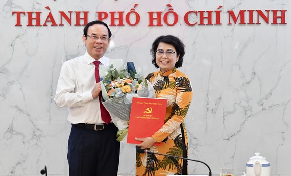 Bí thư Thành ủy TPHCM Nguyễn Văn Nên trao quyết định cho đồng chí Tô Thị Bích Châu. Ảnh: VIỆT DŨNG