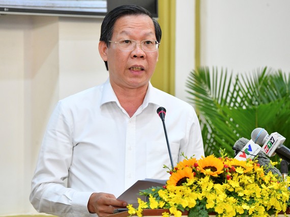 Chủ tịch UBND TPHCM Phan Văn Mãi phát biểu tại Phiên họp giải trình. Ảnh: VIỆT DŨNG
