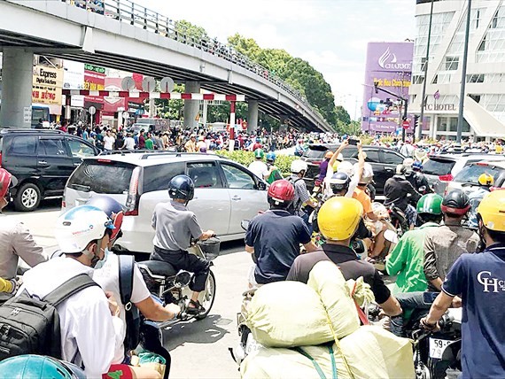 Ùn tắc giao thông tại khu vực Lăng Cha Cả (quận Tân Bình, TPHCM) do cuộc tụ tập đông người vào sáng 10-6. Ảnh: GIA MINH