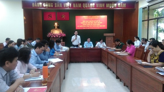Trưởng Ban Tuyên giáo Quận ủy quận 10 Nguyễn Tấn Tài trao đổi tại buổi sinh hoạt chuyên đề