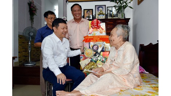Đồng chí Dương Anh Đức (trái) trò chuyện cùng Mẹ Việt Nam anh hùng Nguyễn Thị Sáng