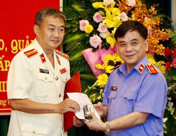 Viện trưởng Viện KSND TPHCM Đỗ Mạnh Bổng trao Quyết định bổ nhiệm ông Quách Thanh Giang (trái) giữ chức vụ Viện trưởng Viện KSND TP Thủ Đức