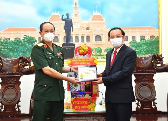 Bí thư Thành ủy TPHCM Nguyễn Văn Nên chúc tết Bộ Tư lệnh TP. Ảnh: VIỆT DŨNG