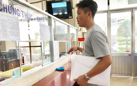 Một người dân đến UBND phường Phước Long A (quận 9) hỏi thăm thủ tục đăng ký cấp GCN nhà đất lần đầu