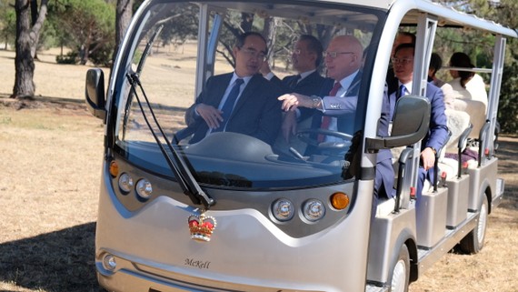 Đích thân ngài David HurLey, Toàn quyền Úc lái xe chở Bí thư Thành ủy TPHCM Nguyễn Thiện Nhân thăm vườn Kangaroo. Ảnh: KIỀU PHONG