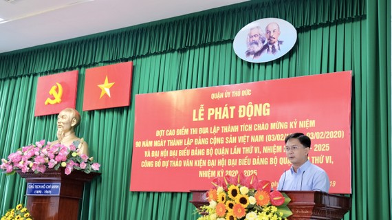 Bí thư Quận ủy Thủ Đức Nguyễn Mạnh Cường phát động đợt thi đua chào mừng kỷ niệm 90 năm Ngày thành lập Đảng Cộng sản Việt Nam. Ảnh: KIỀU PHONG