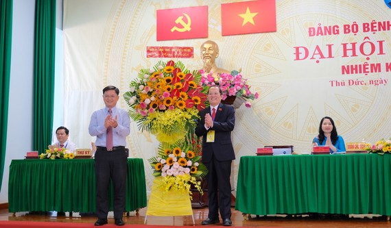 Bí thư Quận ủy Thủ Đức Nguyễn Mạnh Cường (trái) tặng hoa chúc mừng Đại hội Đảng bộ Bệnh viện quận Thủ Đức. Ảnh: KIỀU PHONG 