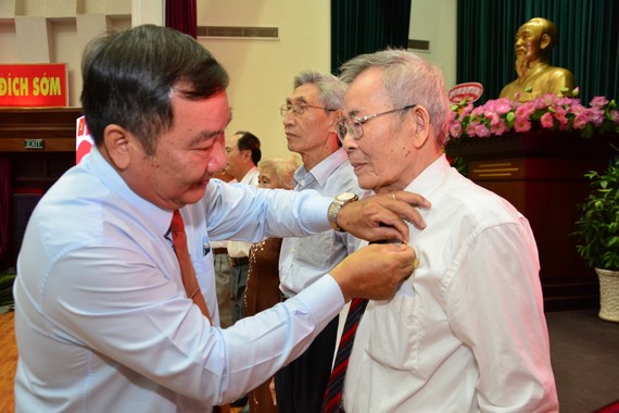 Bí thư Quận ủy quận 2 Trần Văn Thuận (trái) trao Huy hiệu Đảng cho các đảng viên cao tuổi Đảng trên địa bàn quận. Ảnh: KIỀU PHONG 