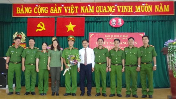 Bí thư Quận ủy Thủ Đức Nguyễn Mạnh Cường chúc mừng đồng chí Đỗ Thanh Sơn (sinh năm 1995) được kết nạp tại chi bộ Đội CS PCCC& và CNCH thuộc Đảng bộ Công quận Thủ Đức. Ảnh: CTV