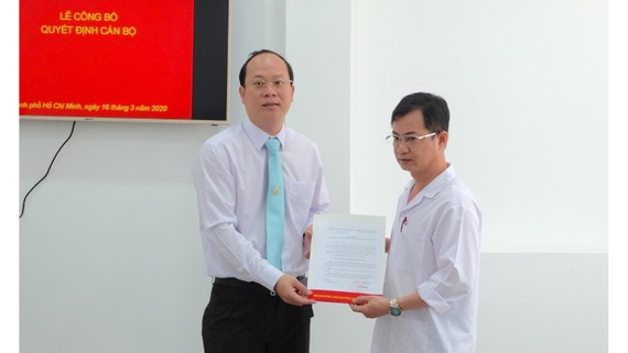 Đồng chí Nguyễn Hồ Hải trao quyết định bổ nhiệm bổ nhiệm đồng chí Nguyễn Huy Phong (phải) giữ chức Phó Trưởng ban Ban Bảo vệ - chăm sóc sức khỏe cán bộ TPHCM