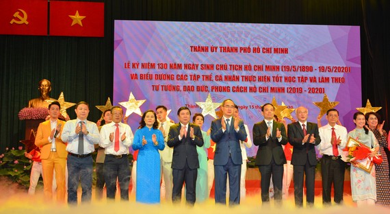 Bí thư Thành ủy Nguyễn Thiện Nhân và Chủ tịch UBND TPHCM Nguyễn Thành Phong tuyên dương các tập thể và cá nhân thực hiện tốt học tập và làm theo tư tưởng, đạo đức, phong cách Hồ Chí Minh. Ảnh: VIỆT DŨNG