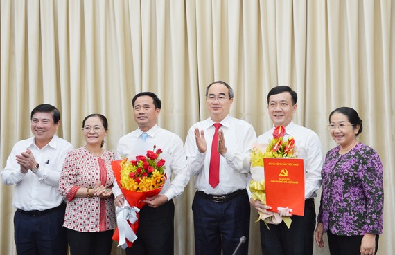 Bí thư Thành ủy TPHCM Nguyễn Thiện Nhân và các đồng chí lãnh đạo TPHCM chúc mừng đồng chí Hà Phước Thắng và đồng chí Lê Thanh Phong. Ảnh: VIỆT DŨNG