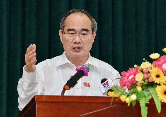 Bí thư Thành ủy TPHCM Nguyễn Thiện Nhân phát biểu trong buổi tiếp xúc cử tri huyện Cần Giờ. Ảnh: VIỆT DŨNG