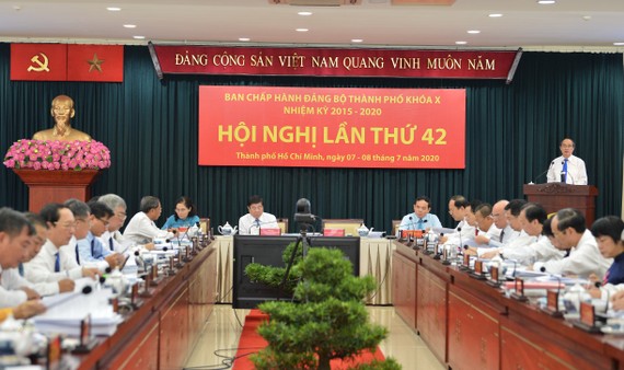 Bí thư Thành ủy TPHCM Nguyễn Thiện Nhân phát biểu tại Hội nghị Thành ủy lần thứ 42. Ảnh: VIỆT DŨNG