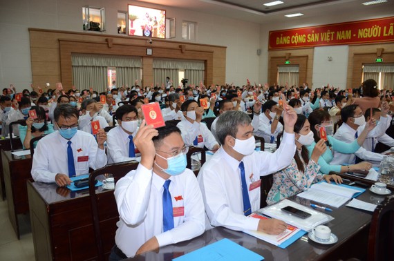 Các đại biểu thông qua nghị quyết, các công trình, chương trình phát triển quận Bình Tân trong 5 năm tới.