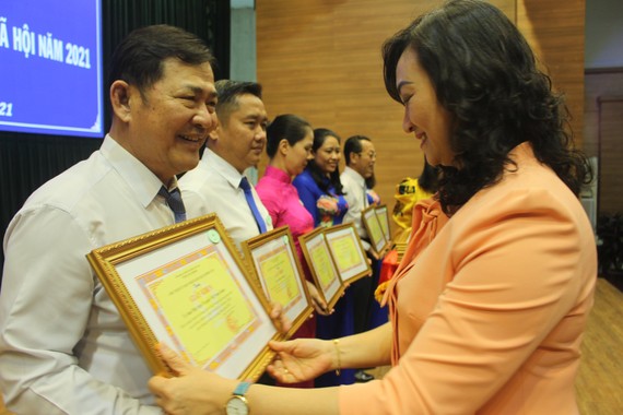Phó Chủ tịch UBND TPHCM Phan Thị Thắng trao bằng khen đến các cá nhân của quận Bình Tân có thành tích cao trong năm 2020. Ảnh: KIỀU PHONG