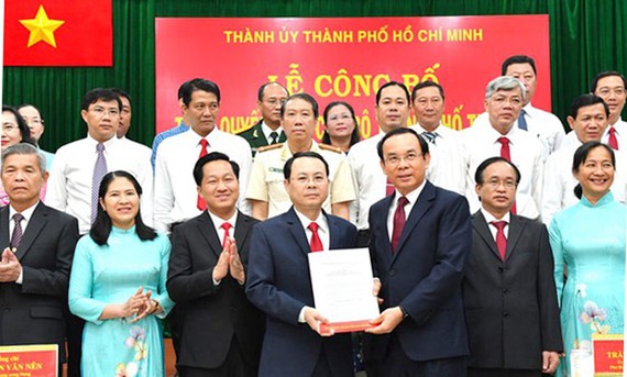 Bí thư Thành ủy TPHCM Nguyễn Văn Nên trao quyết định thành lập Đảng bộ TP Thủ Đức cho Bí thư TP Thủ Đức Nguyễn Văn Hiếu. Ảnh: VIỆT DŨNG