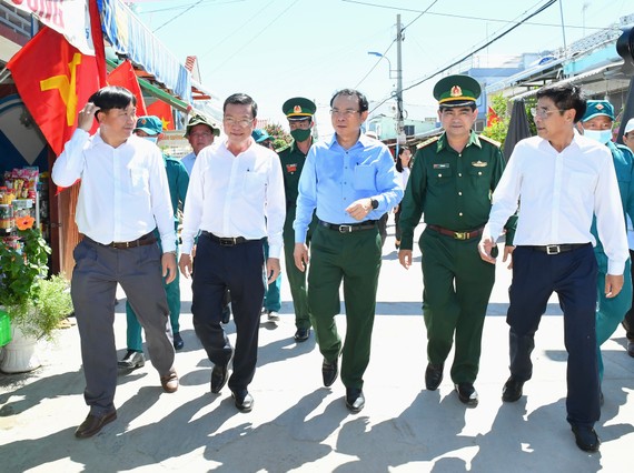 Bí thư Thành ủy TPHCM Nguyễn Văn Nên thăm xã đảo Thạnh An. Ảnh: VIỆT DŨNG