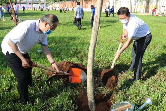 Nguyên Bí thư Thành ủy TPHCM Nguyễn Thiện Nhân (trái) và Bí thư Quận ủy quận Bình Tân Lê Văn Thinh tham gia trồng cây