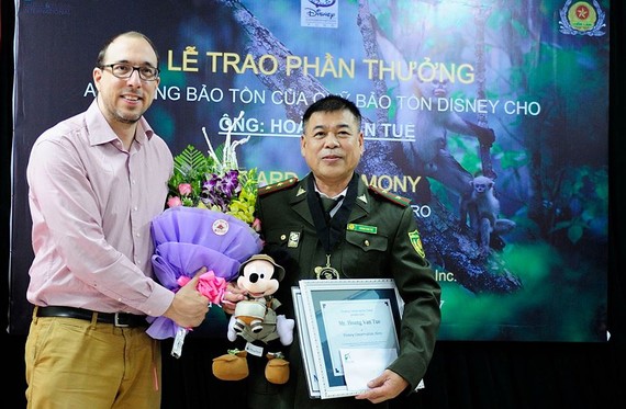 Ông Hoàng Văn Tuệ, cán bộ Chi cục Kiểm lâm tỉnh Hà Giang vì đã có đóng góp xuất sắc trong công tác bảo vệ động vật hoang dã