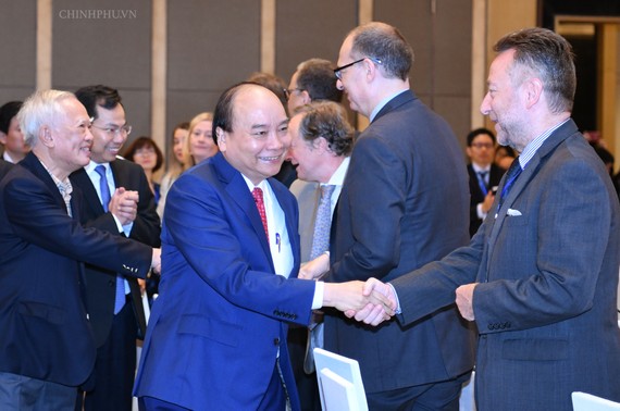 Thủ tướng Chính phủ Nguyễn Xuân Phúc gặp gỡ các đại biểu tham dự Diễn đàn 