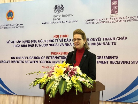 Bà Caitlin Weisen, Quyền Đại diện thường trú của UNDP tại Việt Nam phát biểu tại hội thảo