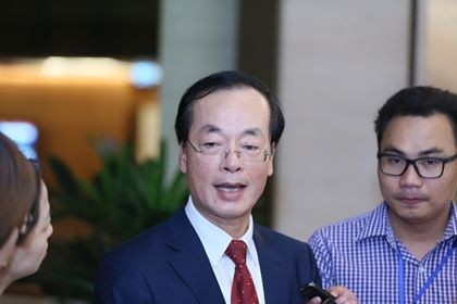 Bộ trưởng Bộ Xây dựng Phạm Hồng Hà trao đổi với báo chí bên hành lang Quốc hội