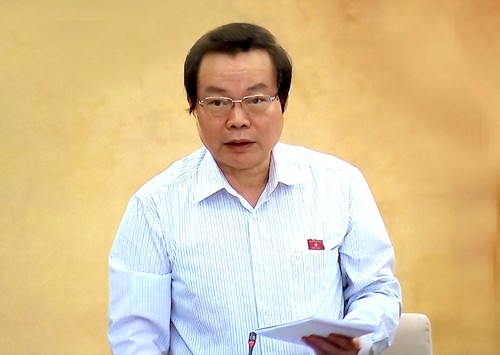 Phó Chủ tịch Quốc hội Phùng Quốc Hiển điều hành phiên họp