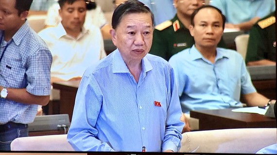 Bộ trưởng Bộ Công an Tô Lâm báo cáo tại phiên họp UBTVQH sáng 12-9