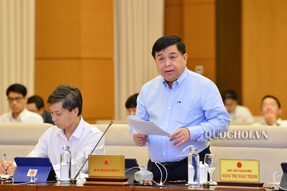 Bộ trưởng Bộ Kế hoạch và Đầu tư Nguyễn Chí Dũng trình dự án Luật Đầu tư theo hình thức đối tác công tư (PPP) tại phiên họp