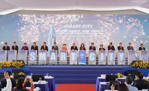 Thủ tướng Chính phủ Nguyễn Xuân Phúc cùng lãnh đạo các bộ, ban, ngành trung ương và Hà Nội nhấn nút khởi công dự án 