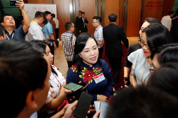 Bộ trưởng Bộ Y tế Nguyễn Thị Kim Tiến trao đổi với phóng viên bên hành lang kỳ họp sáng nay, 21-10