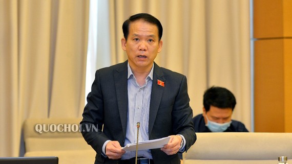 Chủ nhiệm Ủy ban Pháp luật Hoàng Thanh Tùng trình bày Báo cáo thẩm tra tại phiên họp sáng 21-4
