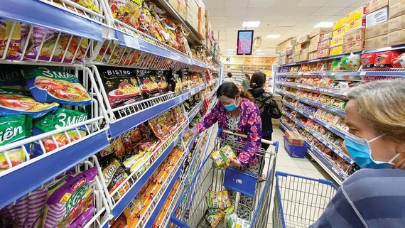 Người dân mua sắm tại siêu thị ở TPHCM. Ảnh: CAO THĂNG
