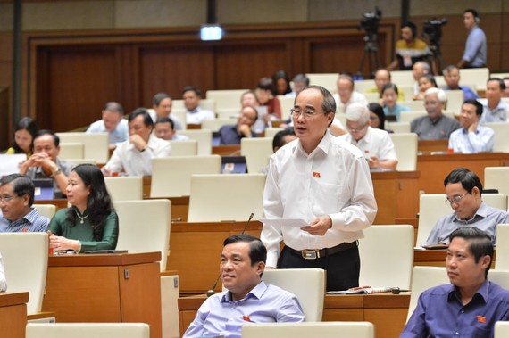 Bí thư Thành ủy TPHCM Nguyễn Thiện Nhân phát biểu tại phiên họp toàn thể của Quốc hội sáng 15-6 