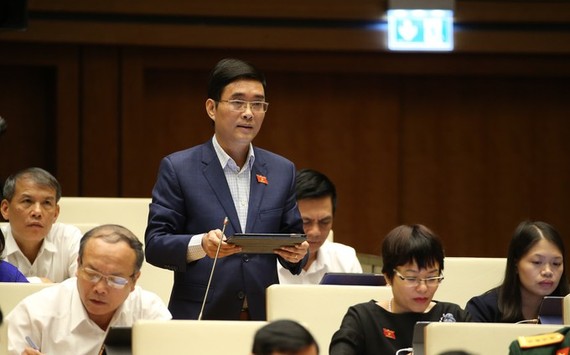 ĐBQH Hoàng Quang Hàm phát biểu tại hội trường Diên Hồng trong kỳ họp thứ 9 vừa qua của Quốc hội