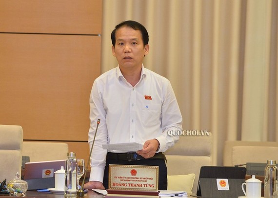Chủ nhiệm Ủy ban Pháp luật Hoàng Thanh Tùng báo cáo tại phiên họp 