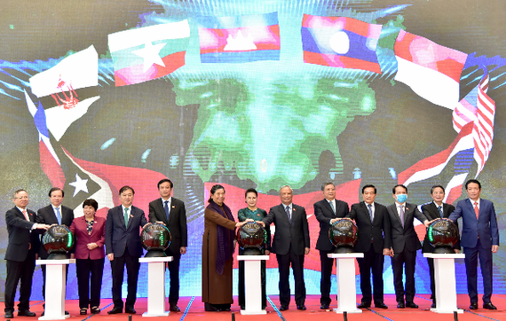 Chủ tịch Quốc hội Nguyễn Thị Kim Ngân và các đại biểu bấm nút khởi động Trang Thông tin điện tử, Ứng dụng trên thiết bị di động của Năm Chủ tịch AIPA 2020