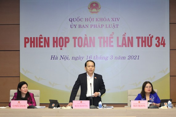 Chủ nhiệm Ủy ban Pháp luật Hoàng Thanh Tùng điều hành phiên họp